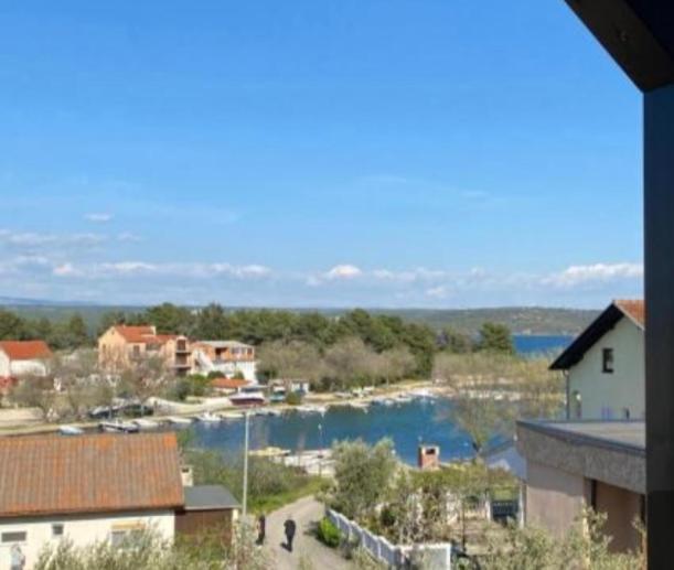 Apartment Raslina Екстериор снимка