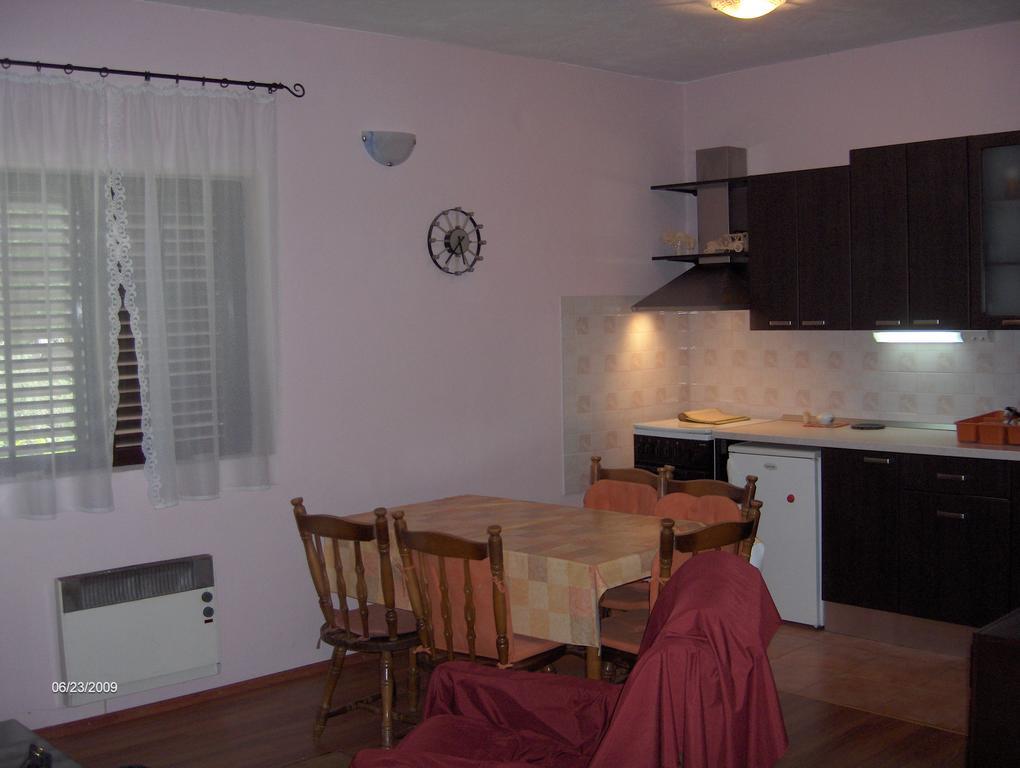 Apartment Raslina Стая снимка